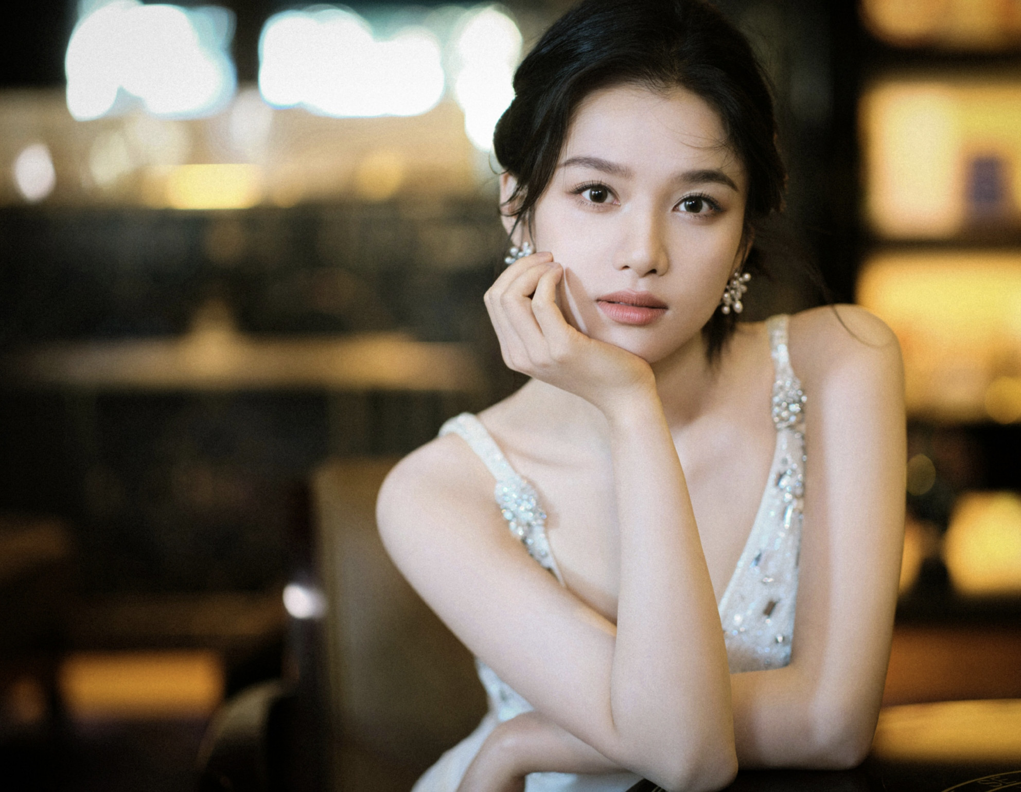 财阀千金张婧仪，吊带礼裙秀白皙肌肤，网友：美到词穷