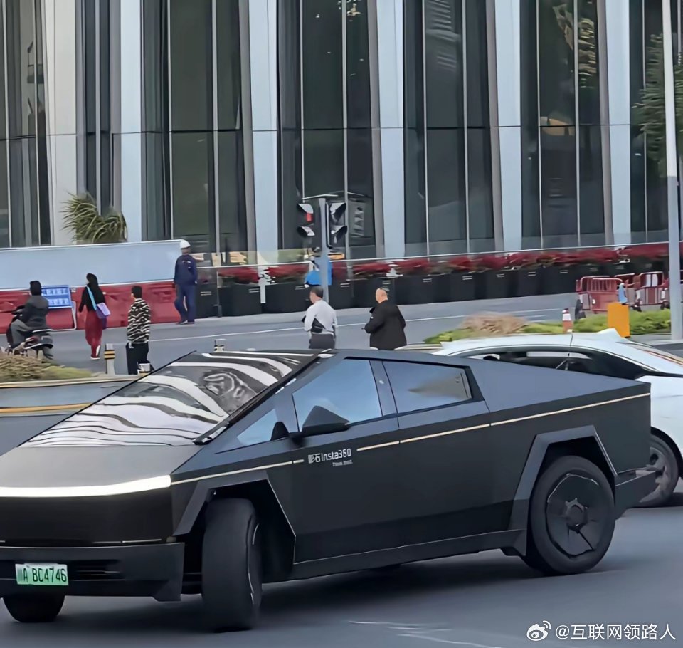 在深圳街头闲逛，偶遇一辆挂着成都牌照的豪车。这车没通过官方渠道引进，只能走平行进