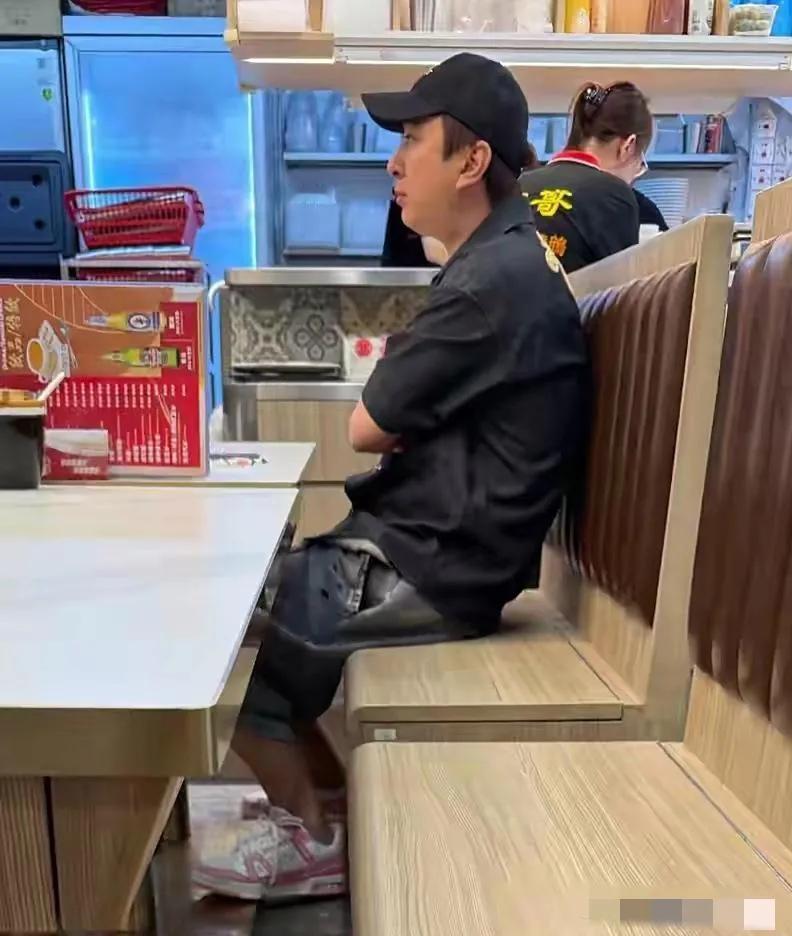 王思聪看上去好落寞，独自坐在香港小店里发呆，足登200多万的LV限量款鞋子，背微
