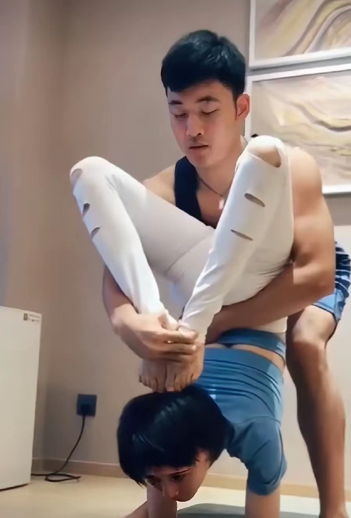 王子文的私教真尴尬，可能只有未婚女生才敢请这样的男教练吧。