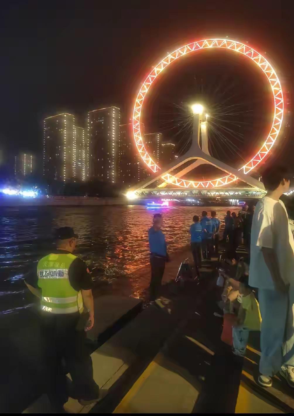 天津之眼这下成了重点管控对象！海河边黄色警戒线处放了隔离设施，橘色救生圈清晰