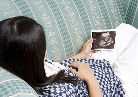 孕妇39周感觉喘不过气来, 不顾婆婆的反对剖腹产, 医生说还好来得早