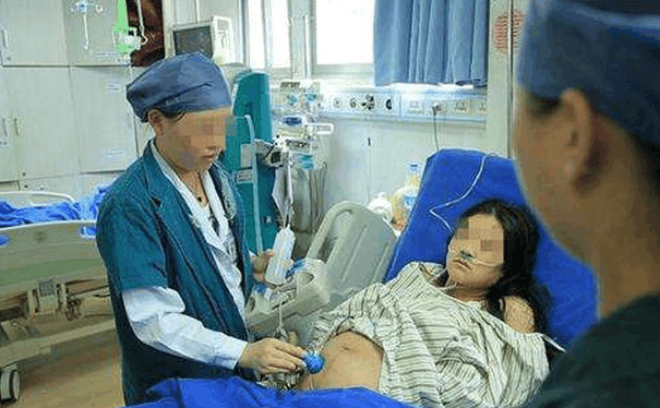 因为孩子奶奶的这个动作, 刚出生的女儿成为脑瘫, 孩子妈几乎崩溃