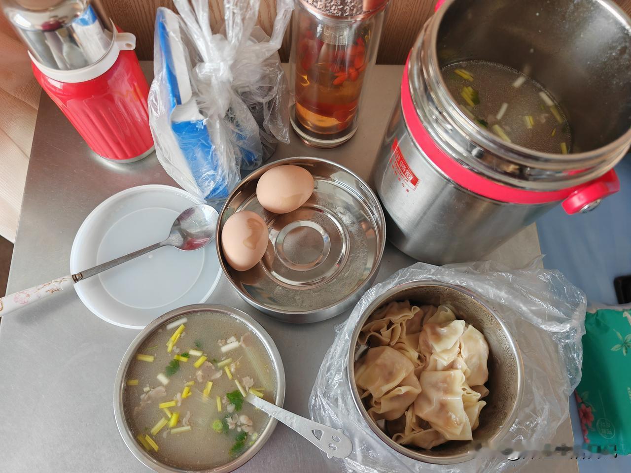 早晨没有在家吃早饭，我只是煮了两个鸡蛋，应老公的要求在快餐店里买的撒汤和烫面包子