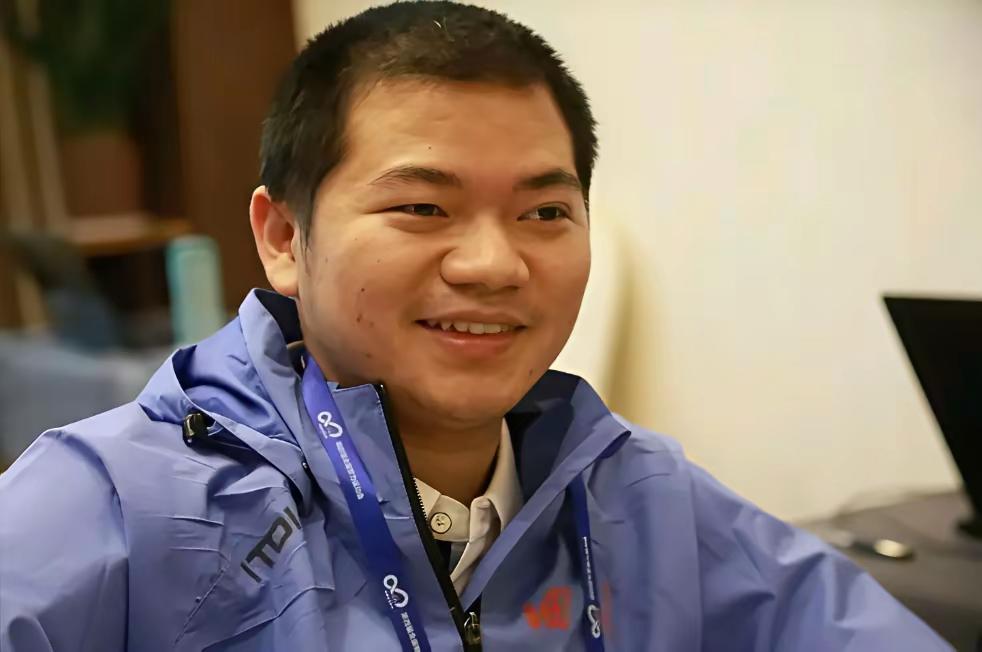 杜康杯象棋擂台赛最后阶段的决战开始了。李翰林对阵赵攀伟，常见棋谱走出新路数，李