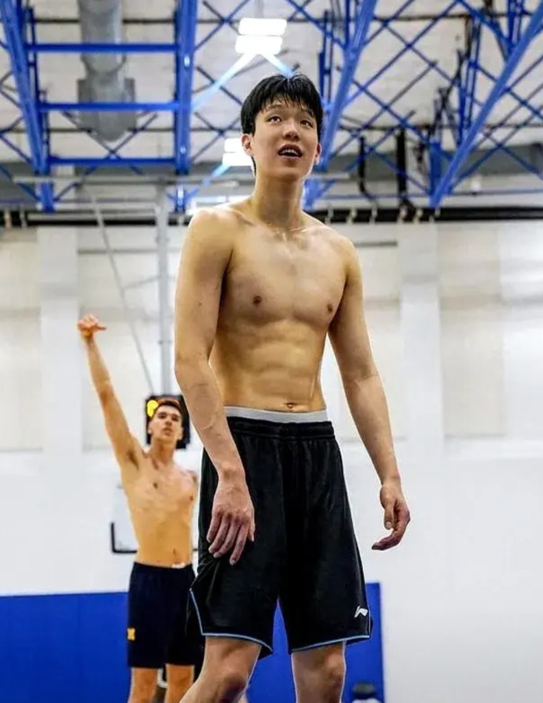 为什么NBA球队对于杨瀚森的关注度要远高于周琦！第一，从身材的可塑性来讲，同