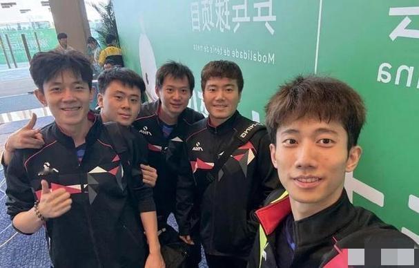 5位男乒球员合照：我只认出了目若朗星、清瘦俊逸的周雨与浓眉方脸、面带微笑的梁靖崑