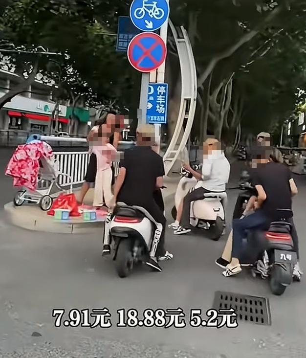 一男子带着生病的女儿在街头，几名染黄发的男生骑电瓶车路过看到这父女俩后，心生怜悯