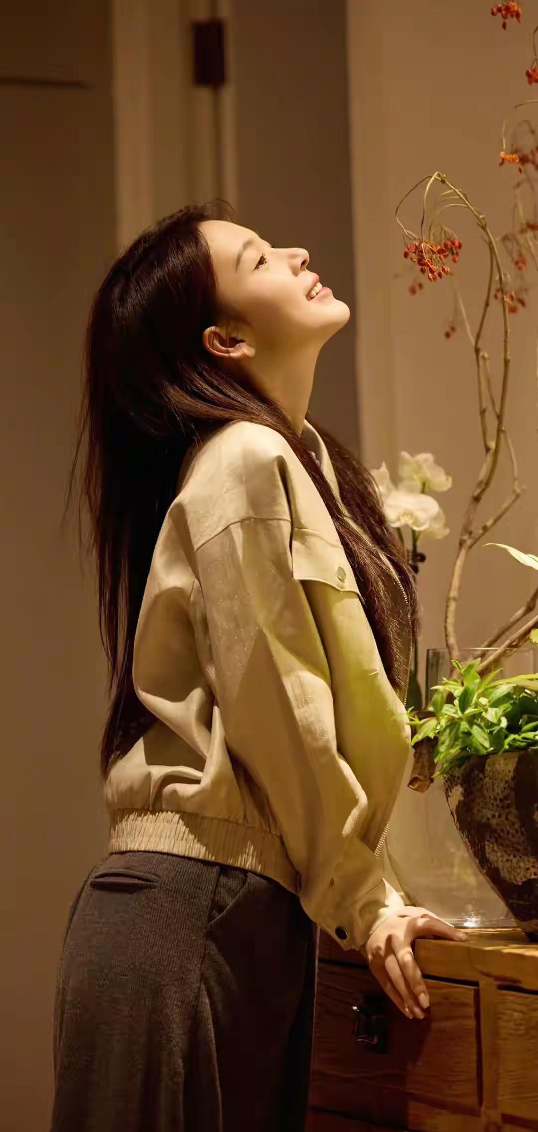 在温暖的灯光下，享受生活的美好瞬间。美女们快来分享自己的穿搭吧！分享一张宝宝自