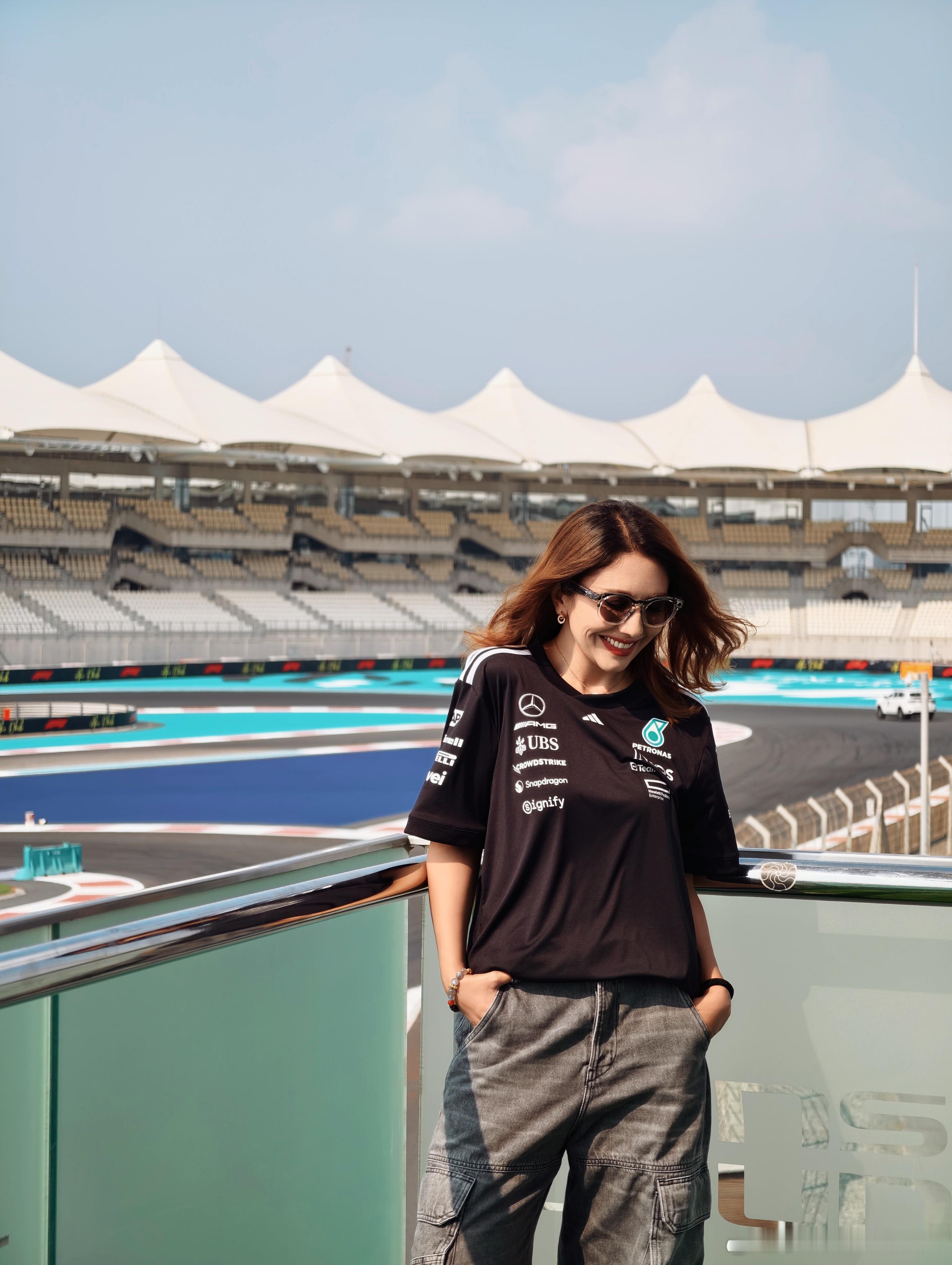 也算是在亚斯码头赛道勇闯过的女人啦～合影没我是因为我正在赛道驰骋阿布扎比亚斯岛