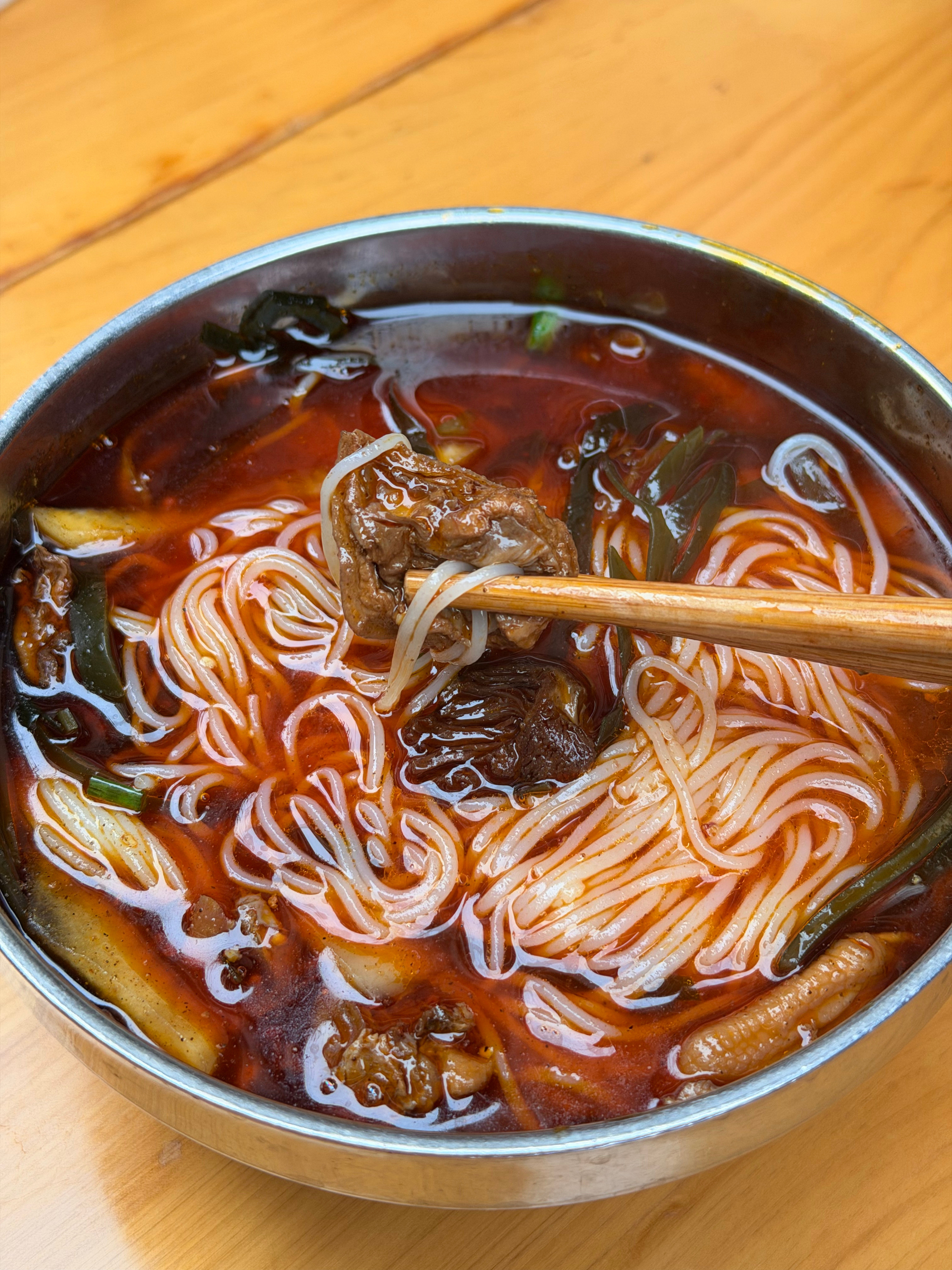 鸭子米线有点东西，点了一碗又一碗。好久没看到这种烤饼子的工具了，芝麻饼好香。巴中