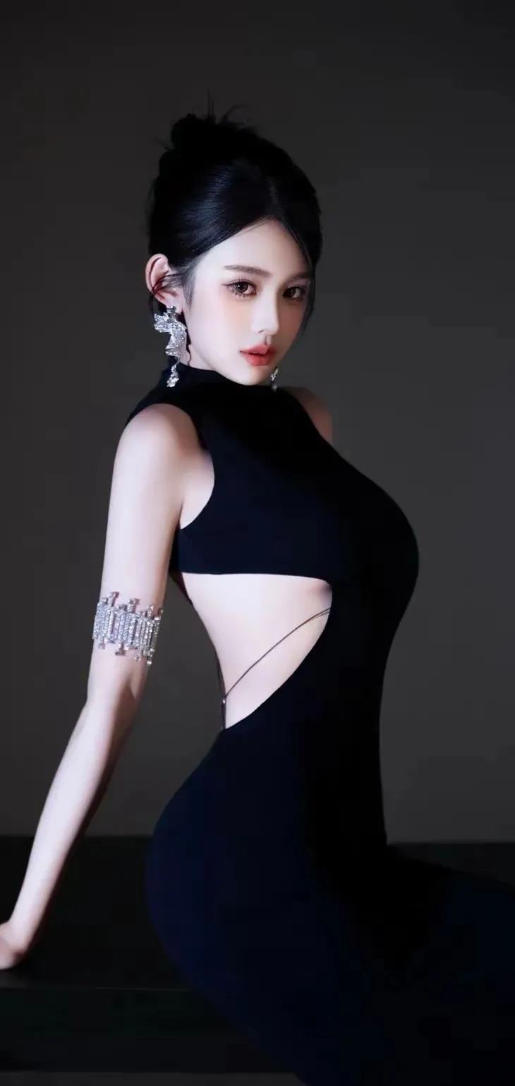 绝对开眼了！一袭黑色礼裙，恰到好处地勾勒出曼妙轮廓。流畅的线条自肩颈蜿蜒而下