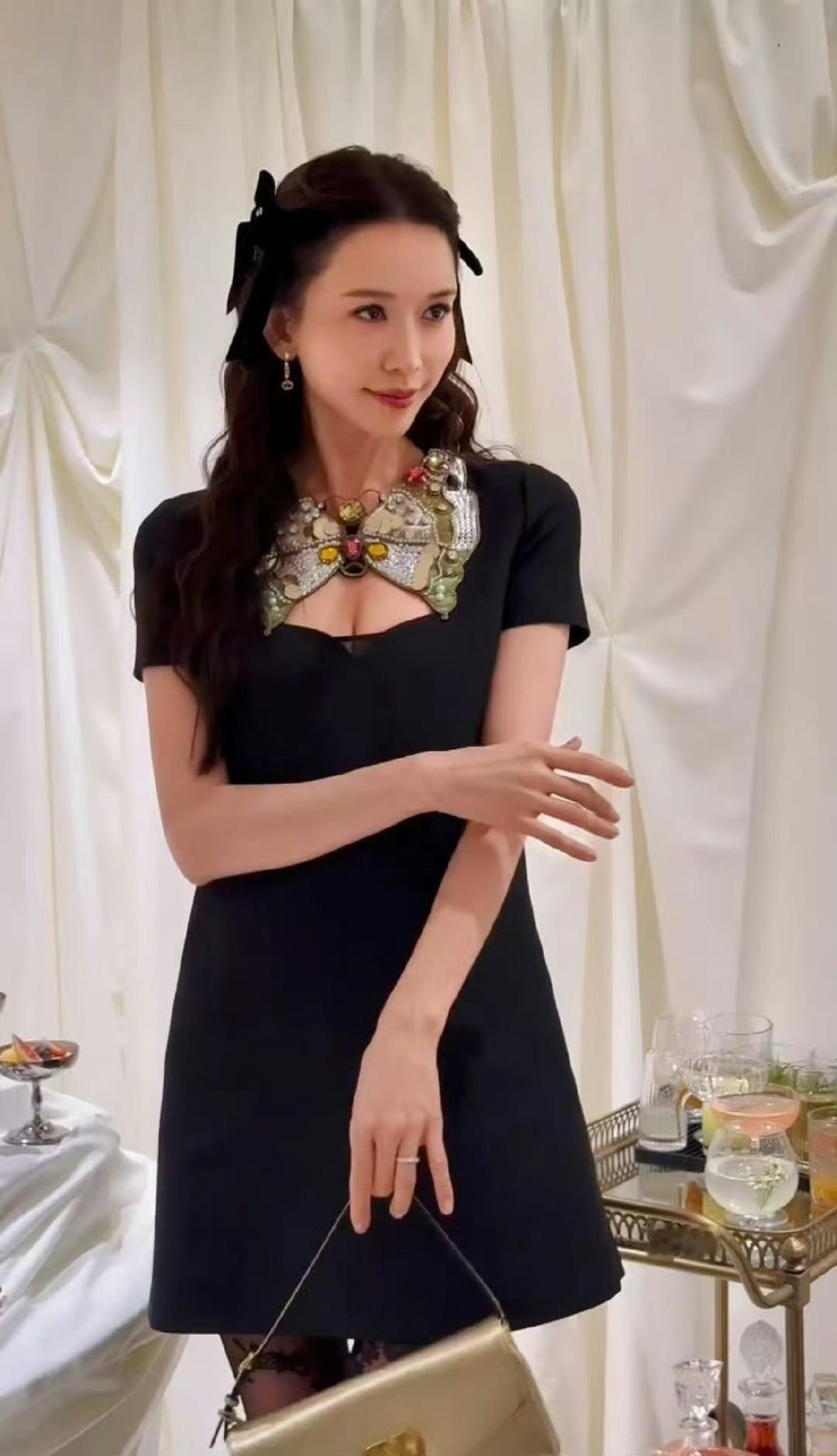 志玲姐姐的这身穿搭算翻车吗可爱的蝴蝶结飘带+娃娃领连衣裙女人味儿的挖领+蕾丝