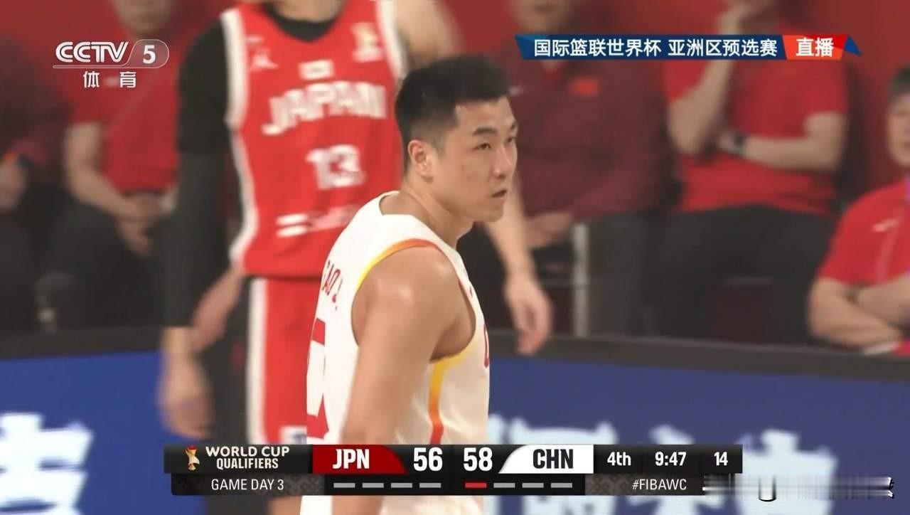 客场逆转日本，高诗岩堪称超级奇兵！第三节球队追分关键时刻，他临危受命上场，借胡金