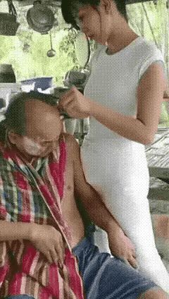 还是这大哥会享受！“理发瘾”别笑他频繁，换你有这待遇，指不定也得办年卡！