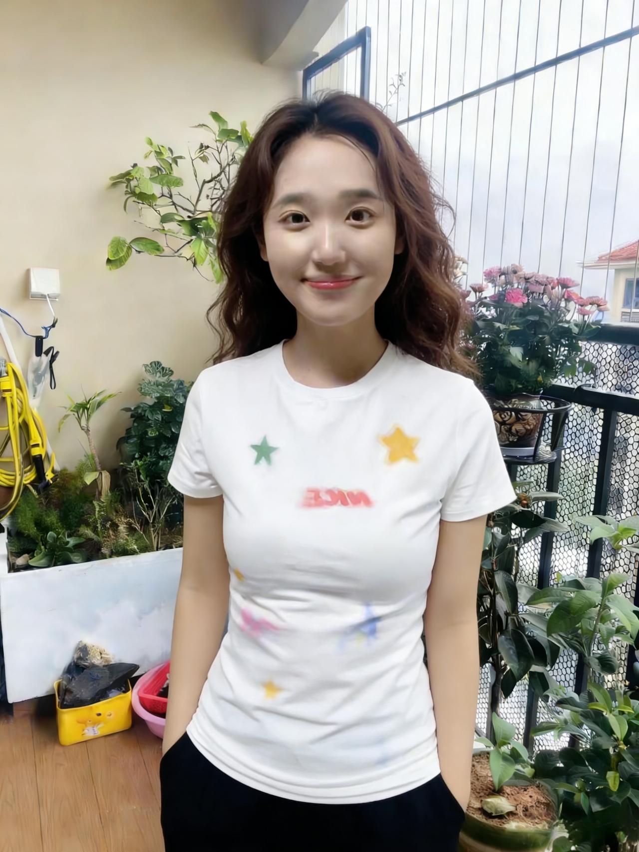 客厅的绿萝爬满墙，你站在中间像从藤蔓里长出的月亮沙发上的蕾丝边泛着柔光你的