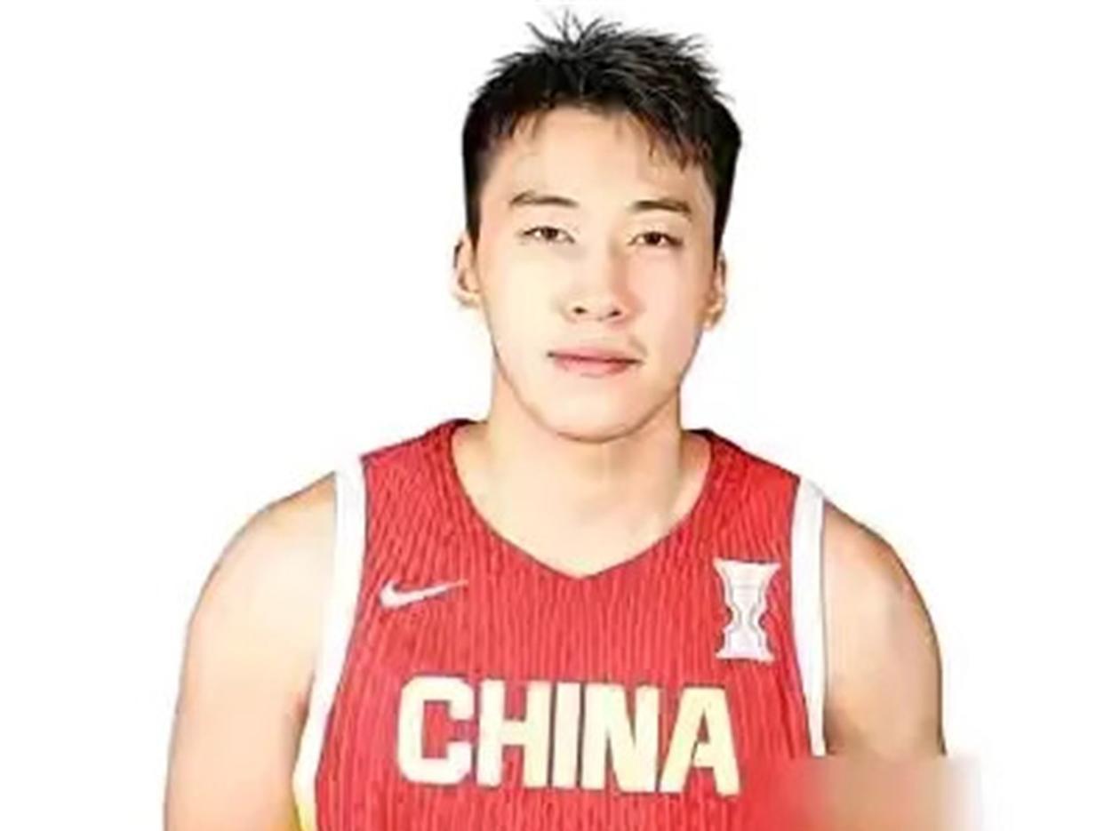 王俊杰篮球道路的失误一、亚洲杯打出来身价，当上海等球队签约他进入梯队的时候，选择