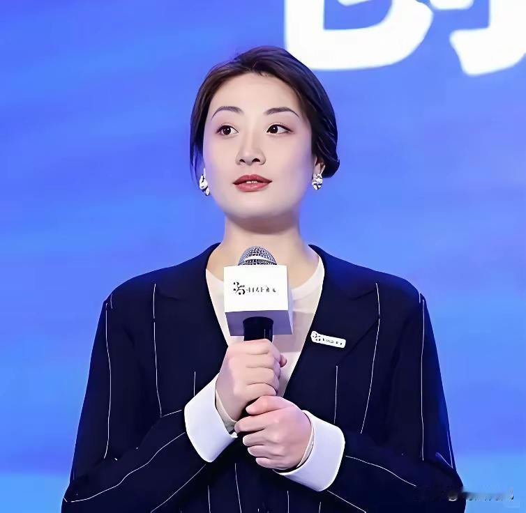 在商界的暗流中，宗馥莉以隐忍蛰伏书写着强者之路。面对记者关于父女冲突的提问，她一
