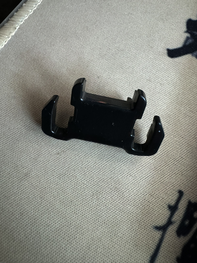 车上掉了个东西各位请问这是什么部件，今天在主驾后面发现的，这个扣断了，不知道从