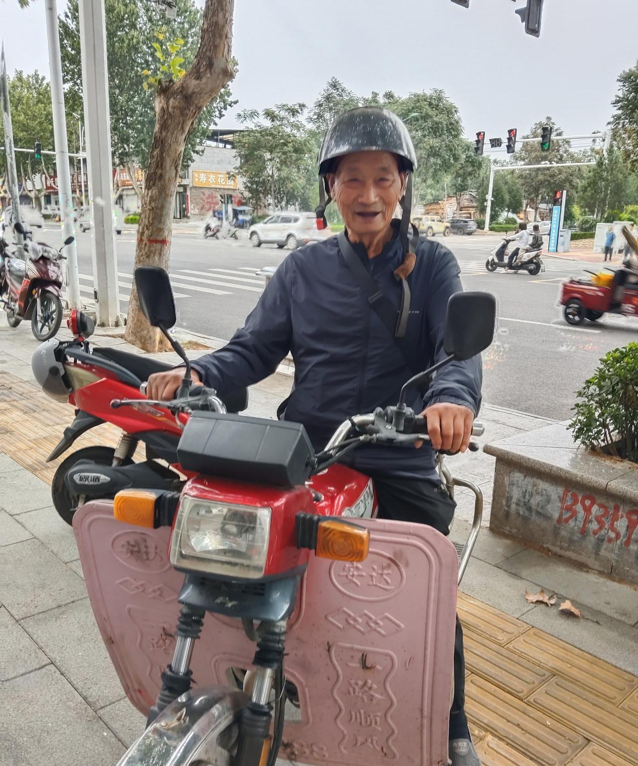 垣曲县80岁的老人家，骑个大125摩托车，我看了半天不知道，什么品牌，老人家说，