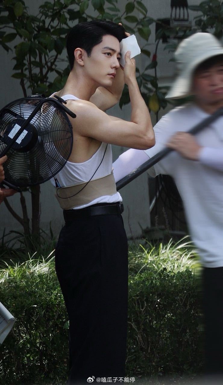 肖战这新剧路透也太蛊，这侧脸，这臂膀，这身型​​​