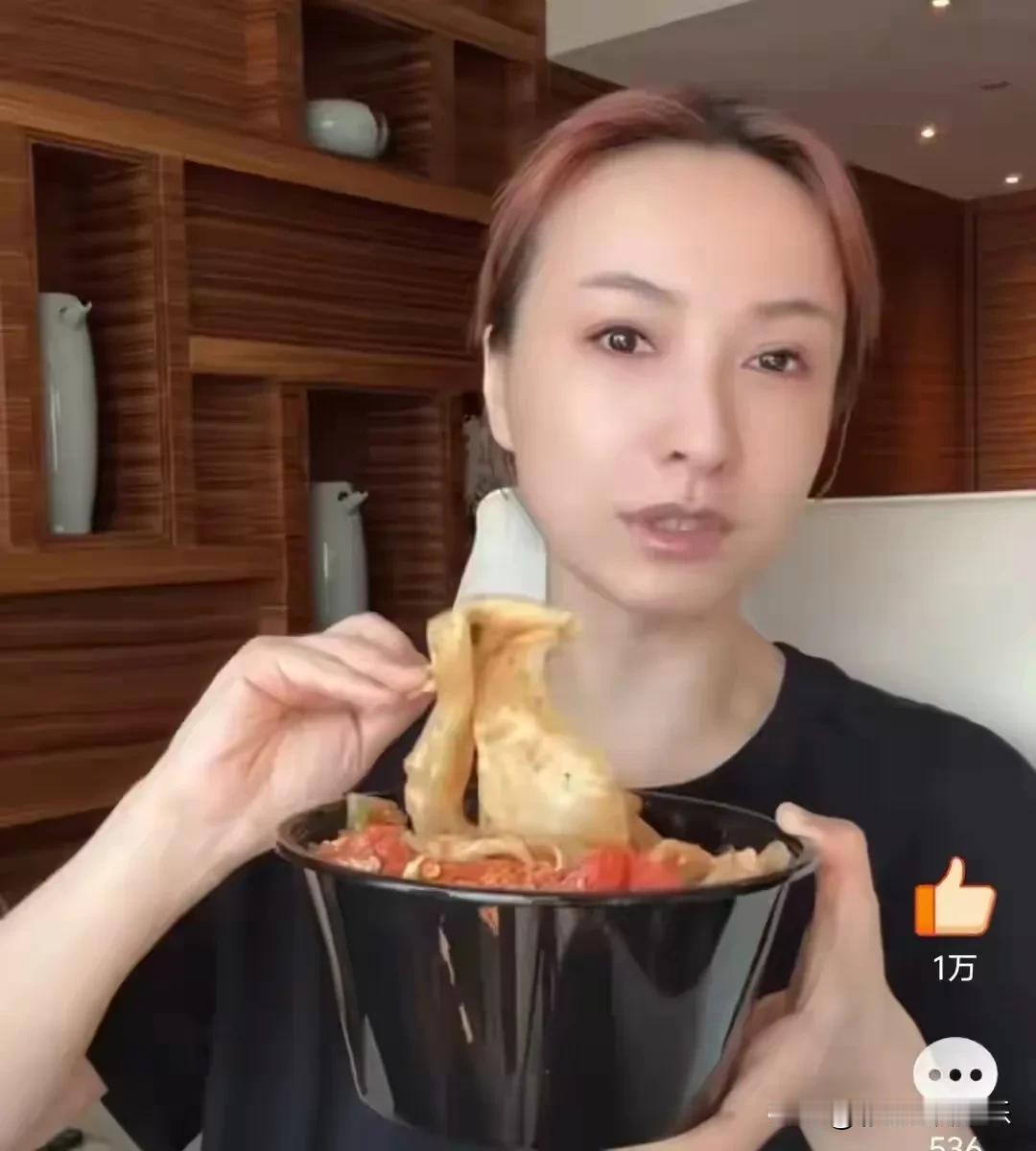 吴昕怎么了冲上热搜，原来是她素颜吃播被吐槽脸僵，可能是医美恢复期还没有恢复好。