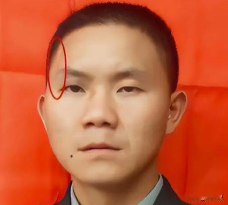2007年，士兵卢加胜在训练时额头上的疤痕引起了军队政委的注意，在一系列询问后，