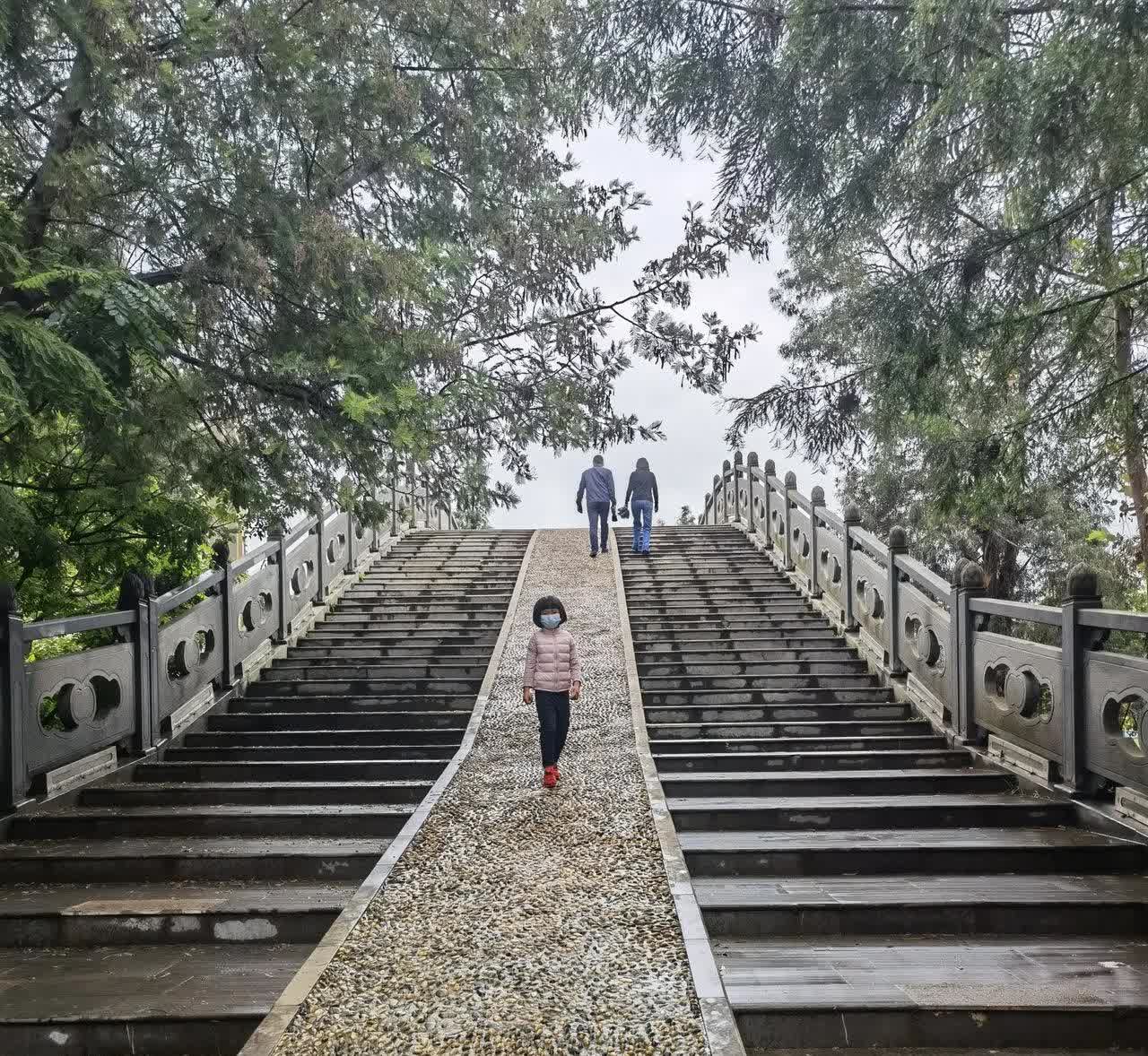 今天可真是被生活按在地上摩擦！从早上九点吭哧吭哧洗被子，一直忙活到下午三点，晾晒