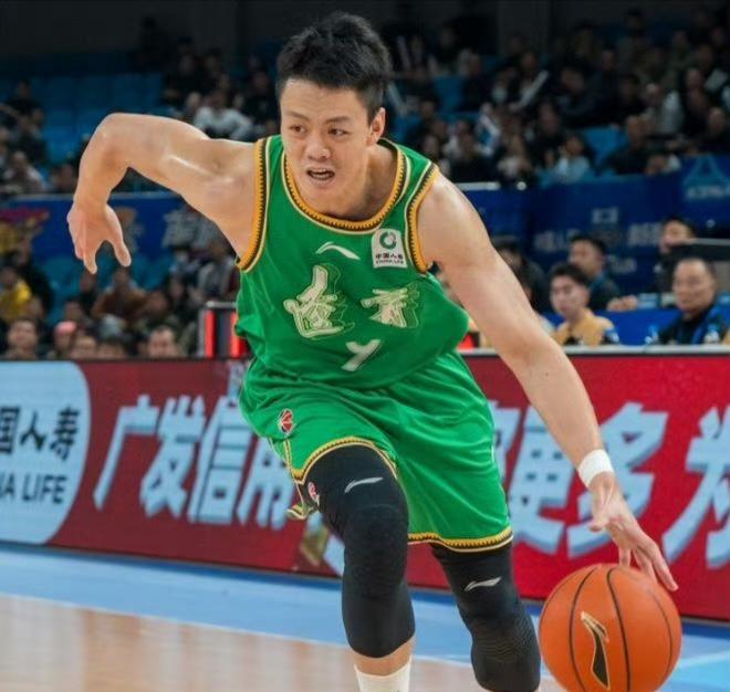 辽宁90-93不敌深圳，遭遇三连败！一战暴露了2位伪球星！1.姜宇星，三连败