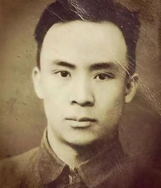 电视连续剧《悬崖》周乙的原型张长兴！张长兴，沈阳富商之子，在伪满警察学校读书