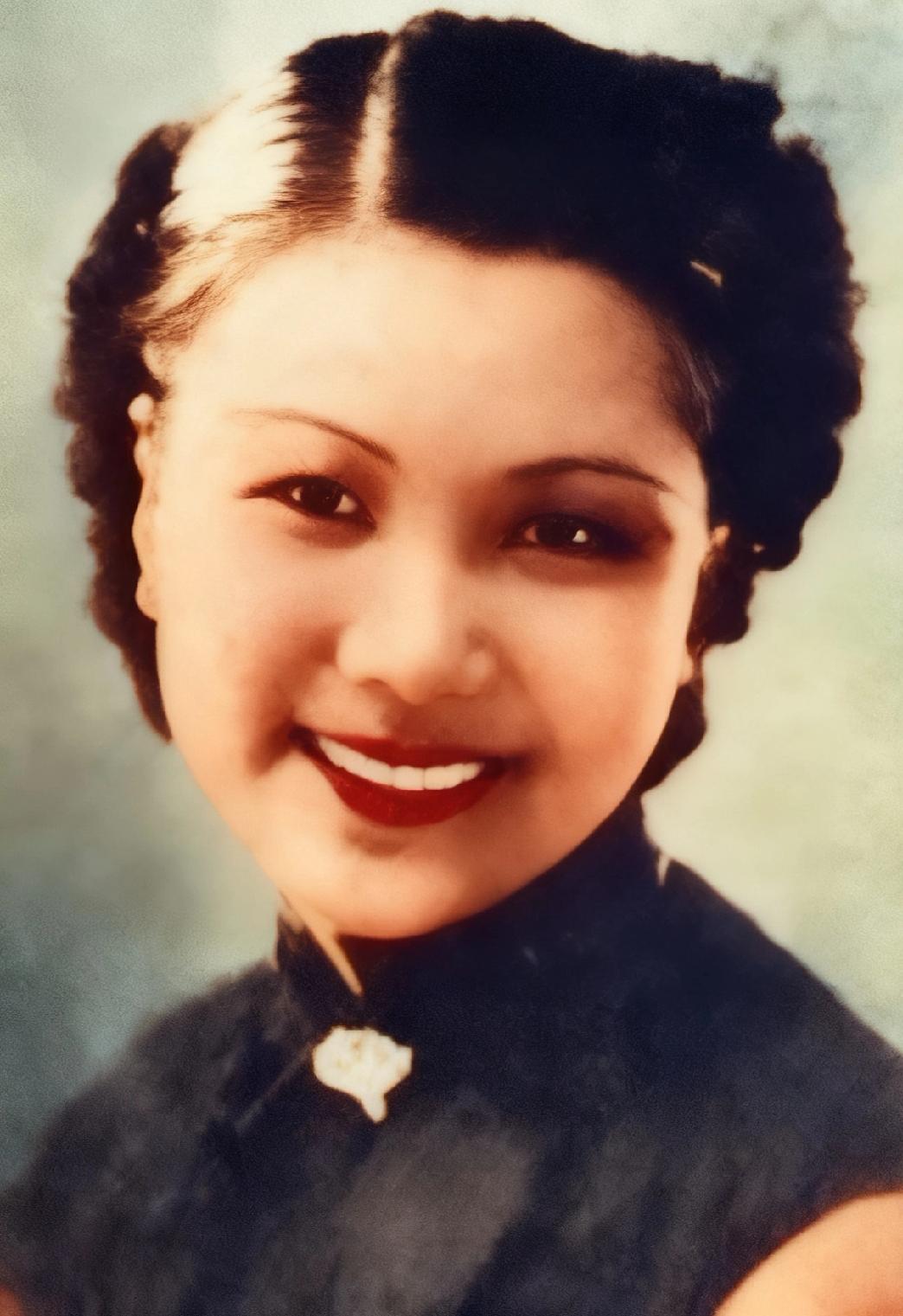 章含之亲生母亲谈雪卿年轻时，一张罕见旧照，即便照片已历经百年风霜，画面稍显斑驳，