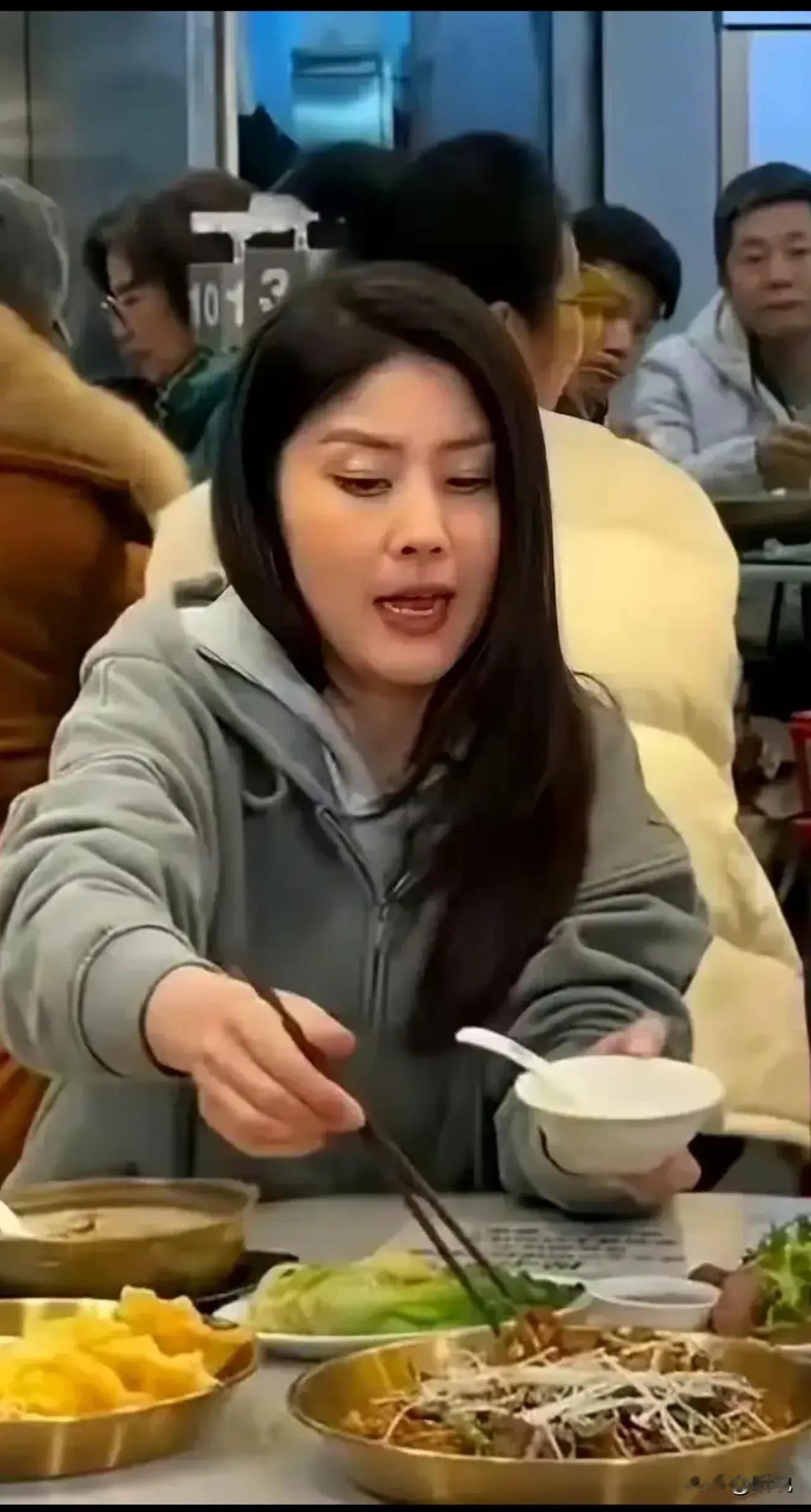 女明星不化妆，不穿礼服，看起来和普通人差不多啊