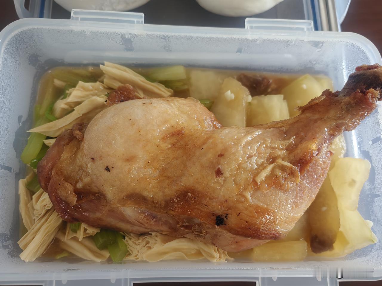 每日晒工作餐工作餐就是这样，两素一荤，公司食堂打饭，伙食标准12元。