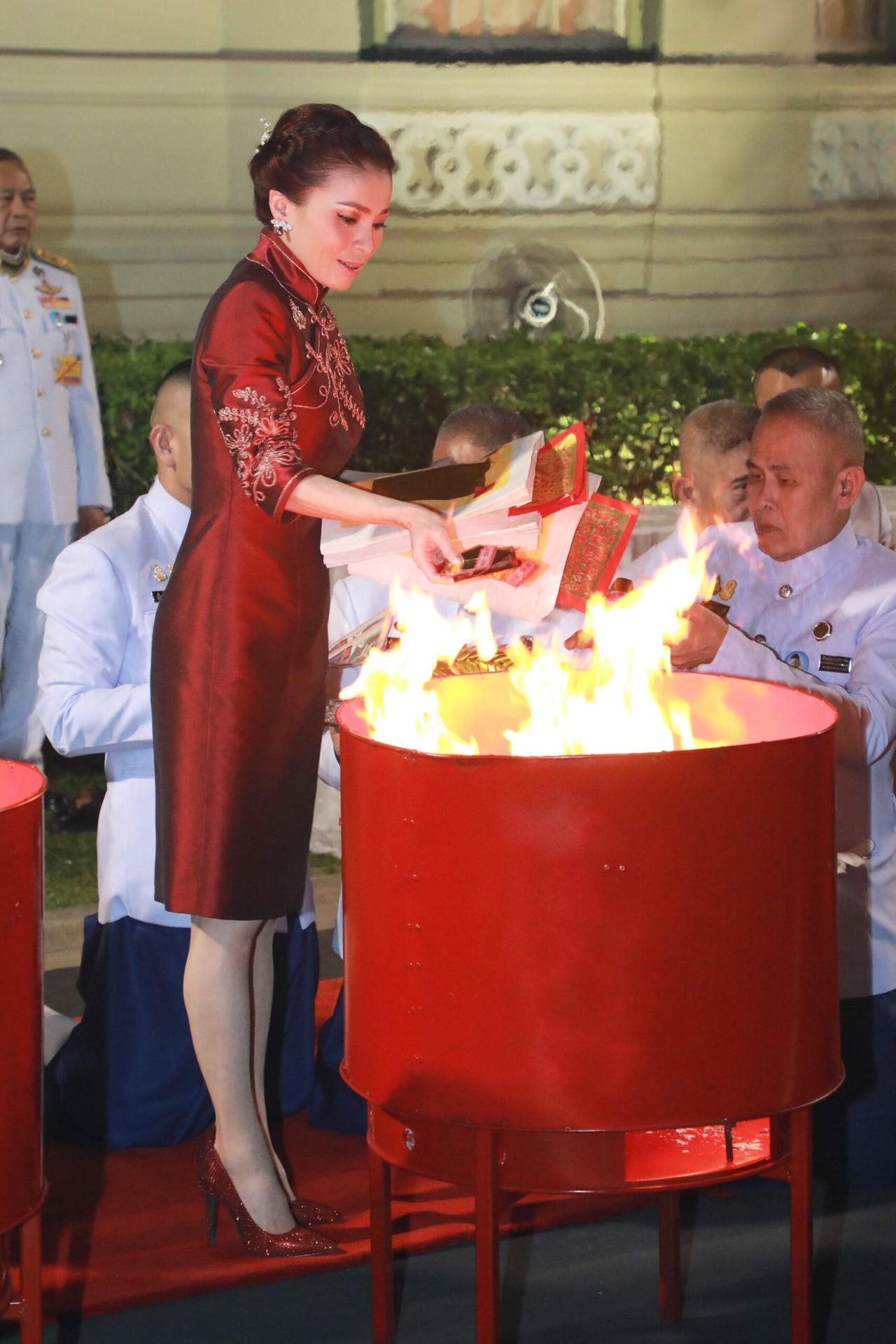 苏提达王后烧香拜佛，她的服装和环境很搭配哦，又是喜庆红又是高贵黄。苏提达王后衣品