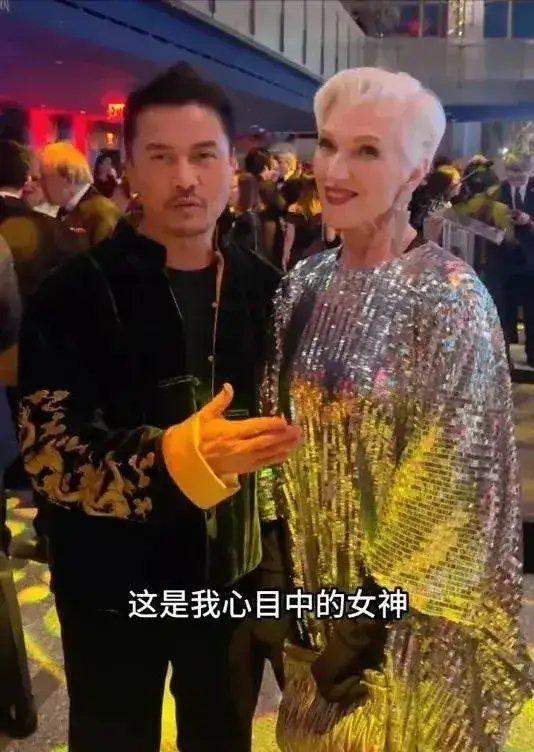 香港明星吕良伟和世界首富马斯克的妈妈站在一起，吕良伟和马斯克的妈妈都七十多岁了，