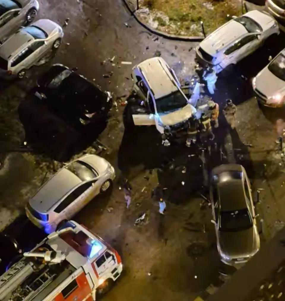 俄罗斯上演现实版电影暗杀桥段，一辆将军的轿车地盘，被破坏分子安上了炸弹，随后该车