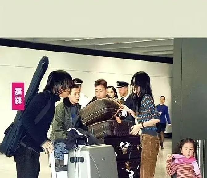王菲的女儿窦靖童开演唱会，后台花篮摞成小山。谢霆锋送的那个最显眼，大花篮上别着一张卡片，就俩字：“霆