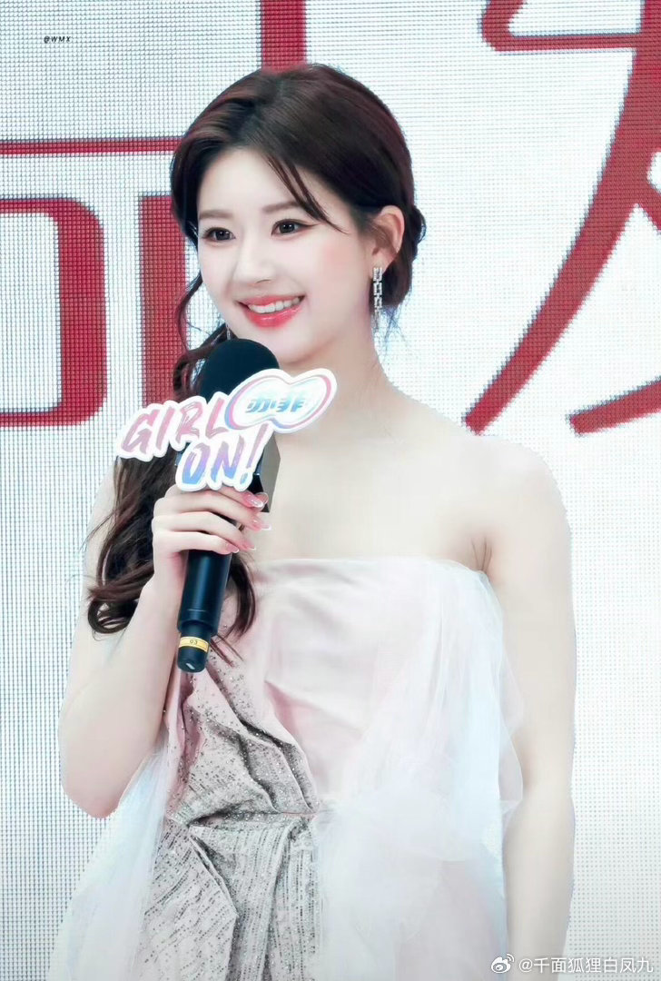 每位站姐发的赵露思的图都好美站姐团建