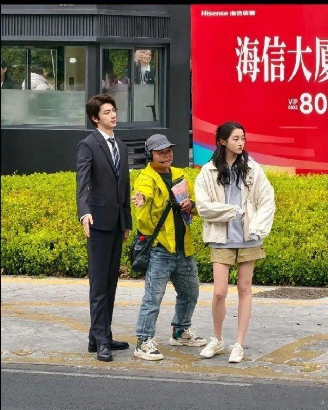 不是，关晓彤现实中也不是很高啊，还是林一太高了，才显得她矮！