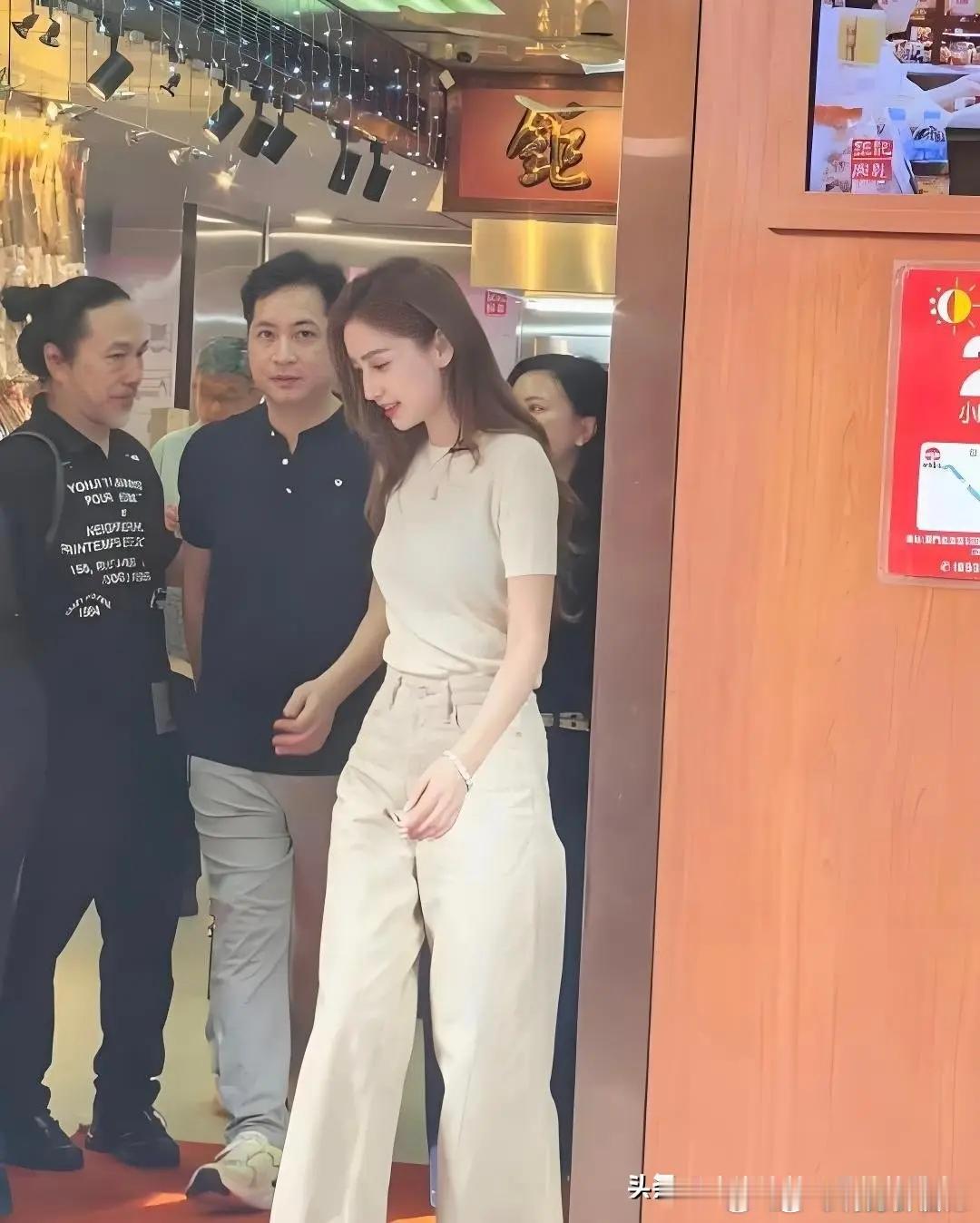 明星确实不一样啊，baby真的好白好瘦好漂亮 