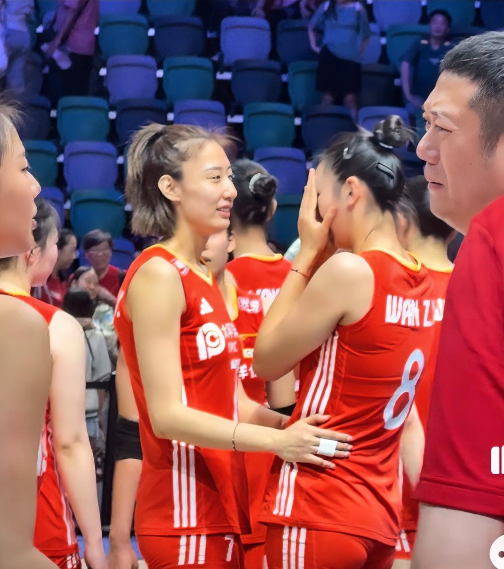 中国女排3比1战胜捷克女排后，而队员万梓玥却委屈地哭了！6月18日晚，2025