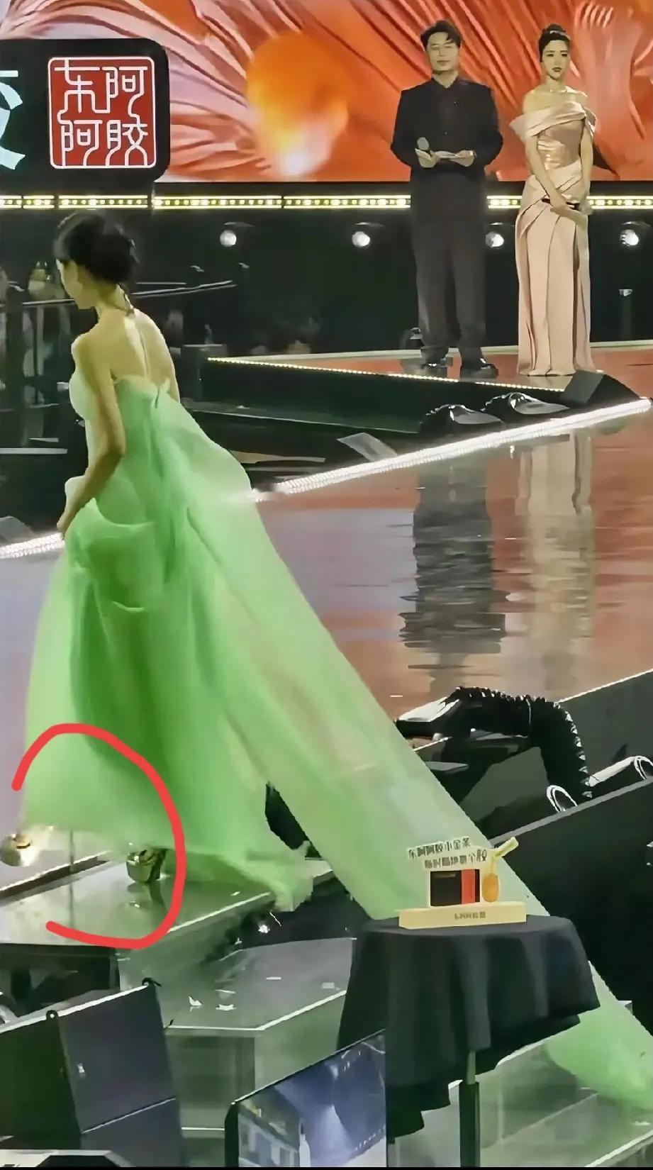 这是，陈都灵星光大赏领奖时画面，布置舞台的设计师和众明星有仇吧。你看看她脚下那