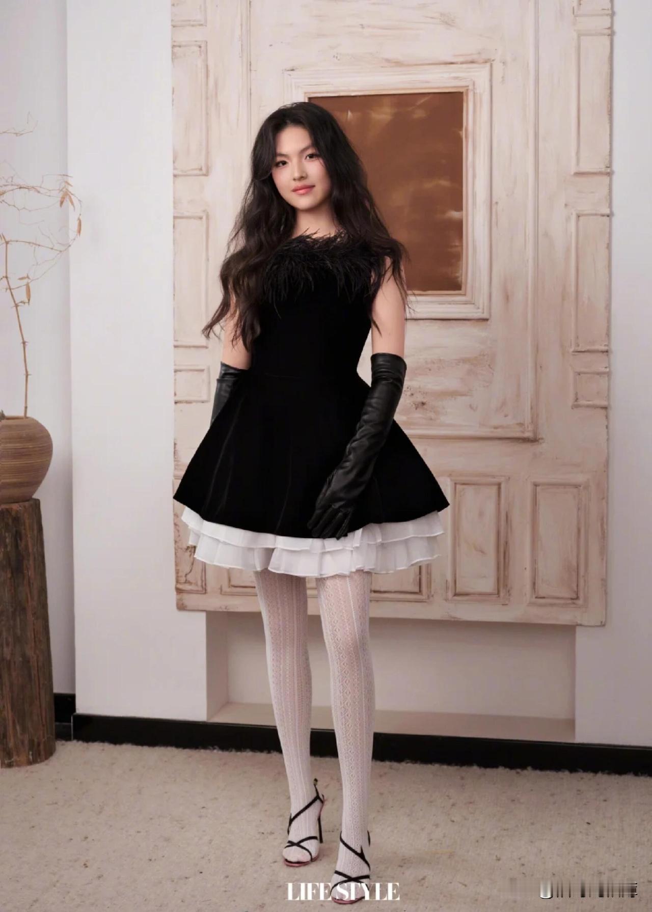 王诗龄终于穿得比较像16岁了，只是腿P得过于细了[捂脸哭][捂脸哭]今天，王诗龄与李