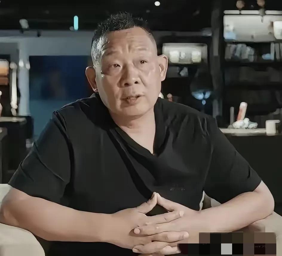 于东来谈给员工涨工资，于东来说：“前几天我去禹州店转悠，瞅见生鲜部小赵蹲在冷库门