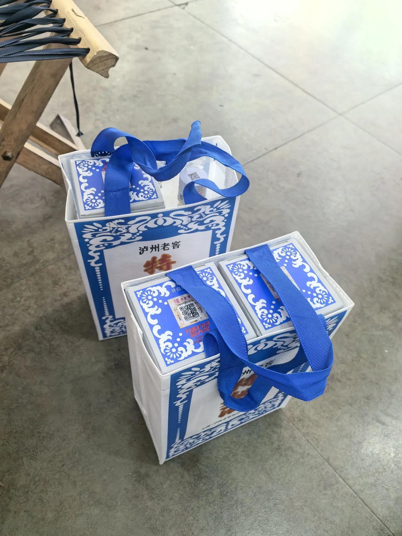朋友请客吃饭说好的带二瓶好酒喝，结果来的时候带了这四瓶酒，包装看起来很普通，也就