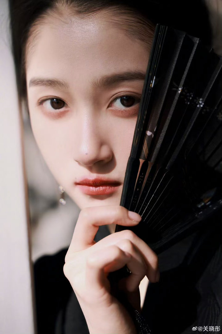 关晓彤黑色马面裙造型关晓彤一袭黑色马面裙搭配水墨折扇好有东方韵味～每一帧都散发
