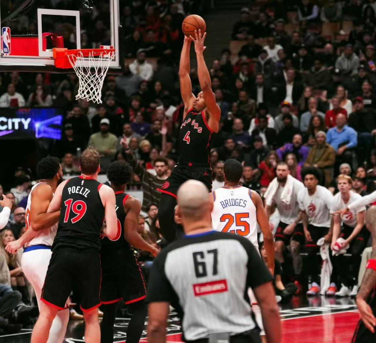 5人合计10中0，猛龙的替补上半场要创纪录了。首节英格拉姆对飙布伦森，一场对攻