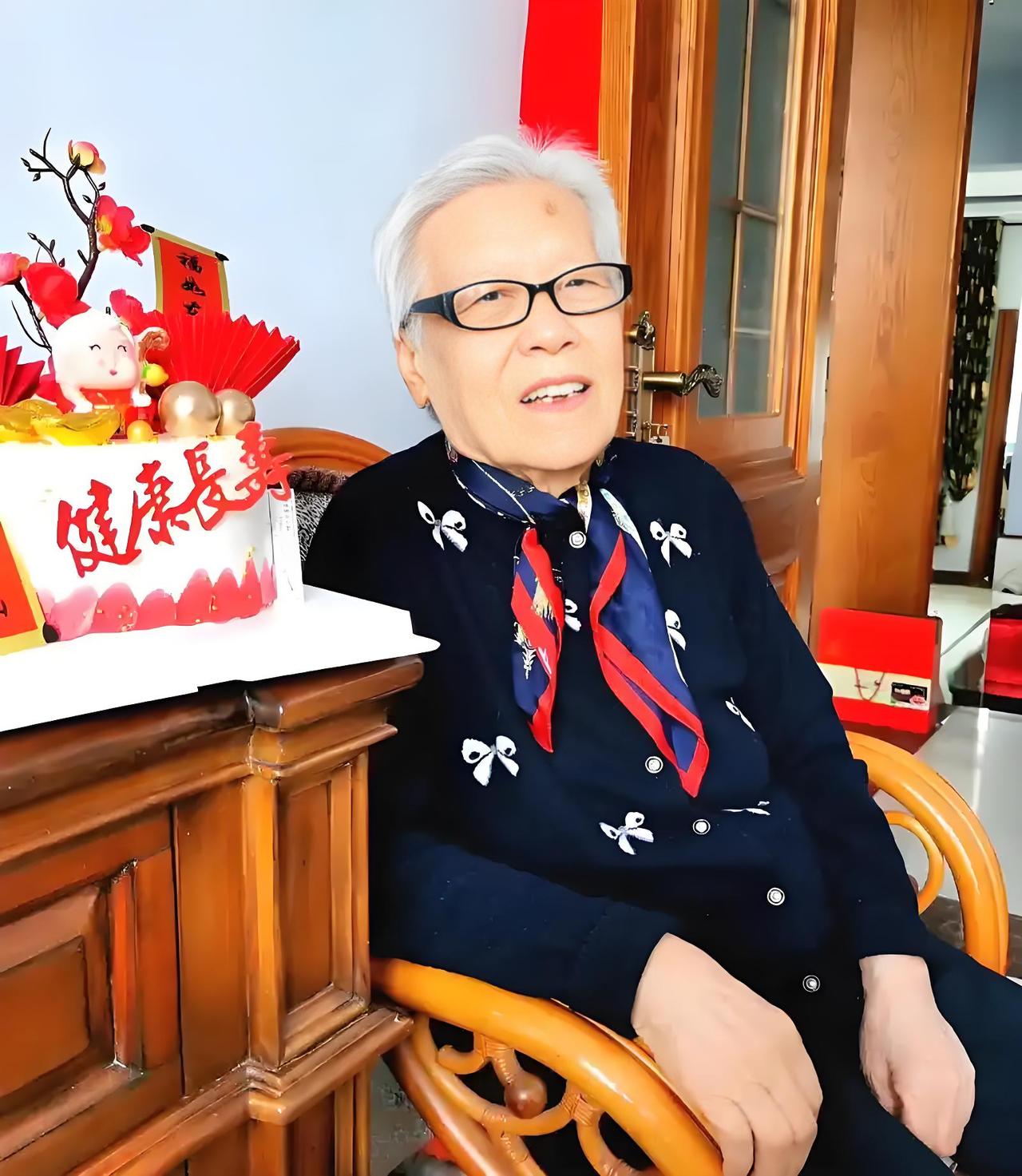杭州一个85岁的奶奶，她有一儿一女，现在儿女都已成家生子，她的丈夫也已经去世了