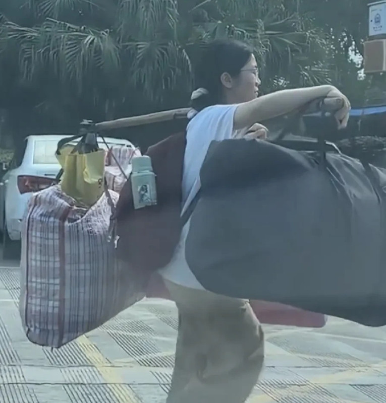 如果女孩的高考成绩不理想，那就复读吧？就在全网为“扁担女孩”感到励志时，她的