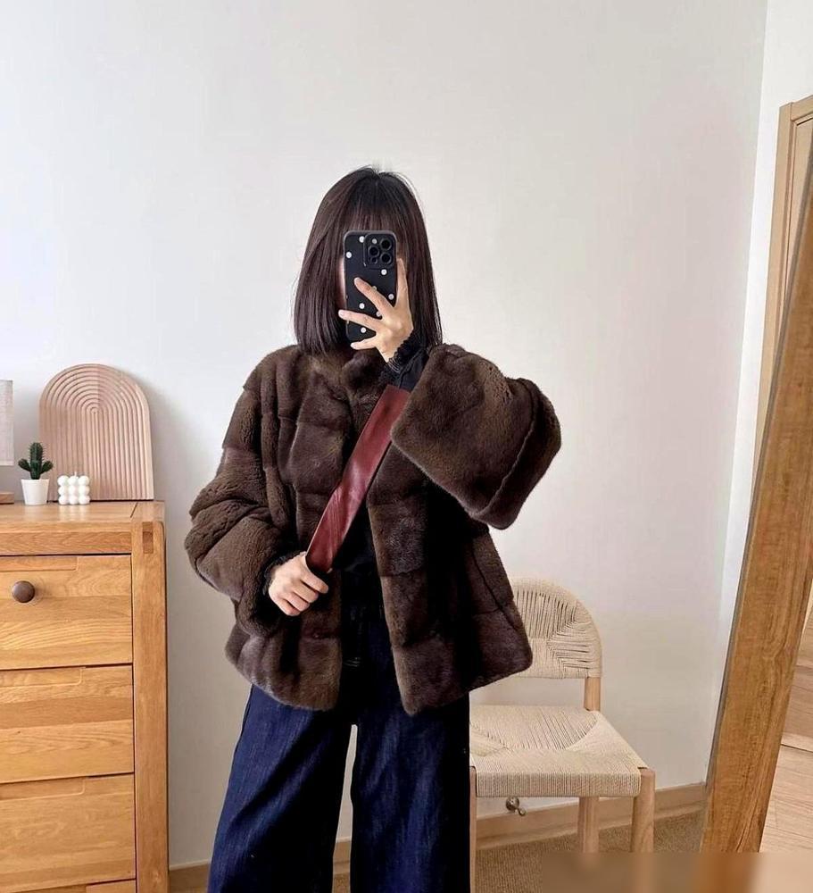 早高峰地铁一开门，我还以为挤进了北方大集，满目全是短款的“移动毛毡”。那些曾